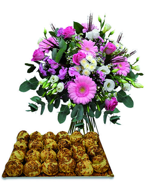 Gerbere e rose rosa con pasticcini.