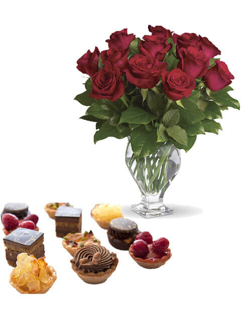 spasa di pasticcini con 12 rose rosse